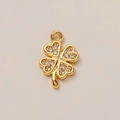 Dettaglio macro del ciondolo a quadrifoglio placcato oro 18K con micro cristalli - Ciondolo Quadrifoglio Oro