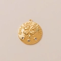 Dettaglio del ciondolo a quadrifoglio placcato oro 18K con incisione Good Luck Always e zirconi - Ciondolo Quadrifoglio con Lettera