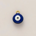 Vista detallada del colgante de ojo turco azul con anillo bañado en oro de 18K para joyería - Mal de ojo
