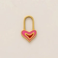 Primer plano de colgante de corazón esmaltado en oro de 18K con detalles en rosa y rojo - Candado de corazón