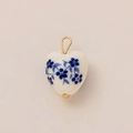 Eleganter herzförmiger Keramik-Anhänger mit blauem Blumenmuster und Gold-Elementen - Runder Pflaumenblüten Anhänger
