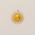 Detalle macro del colgante de sol de acero bañado en oro 18K con domo central liso - Sol con Púas