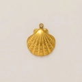 Detalle macro del colgante de estrella de mar chapado en oro 18K con texturas finas - Concha Marina Romboidal