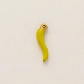 Vista macro del colgante de chile amarillo con conector de anillo de metal chapado en oro 18K - Chile Amarillo