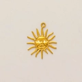 Detalle del colgante de sol bañado en oro de 18K con rasgos faciales y rayos solares - Hermano Sol