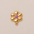 Macro-opname van de 18K vergulde bloemhanger met paarse edelsteen en gepolijste bloembladen - Paarse Edelsteen Zesbladig Bloem Hanger (Gouden Bloem) / Goud/Paars