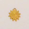 Detalle del colgante de sol chapado en oro de 18K con centro en espiral y relieves - Colgante de Sol en Espiral