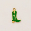 Detalle de un colgante de bota de vaquero bañado en oro 18K con esmalte verde y estrella - Colgante de Bota Verde