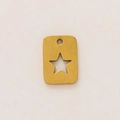 Detalle del colgante cuadrado de acero inoxidable chapado en oro de 18K con estrella calada - Colgante de estrella calado