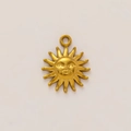 Primer plano de colgante de sol chapado en oro de 18K con detalles de cara para joyas - Colgante de Sol Antropomórfico