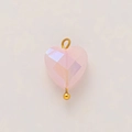 Detalle macro de colgante de cristal corazón con acabado rosa AB y enganche bañado en oro 18K - Colgante de Corazón Facetado Rosa