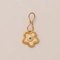 Detail eines vergoldeten Blumenanhängers mit blau-weißem Evil-Eye-Muster-Inlay - Perlenblume