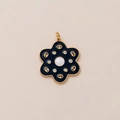 Detail eines sechshändigen schwarzen Emaille-Blumenanhängers mit Goldplattierung und Stein - Dunkelblaue Blume