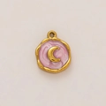 Dettaglio pendente tondo in smalto rosa con motivo luna dorata e placcatura oro 18 carati - Luna Rosa