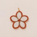 Détail d'un pendentif fleur dorée à cinq pétales avec émail et pierres rouges - Fleur à Bord Rouge