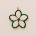 Détail d'un pendentif fleur à cinq pétales avec perles vertes et pétales blanc nacré - Fleur à Bord Vert