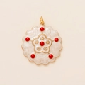 Macro-detail van een bloemenhanger met parels, rode kralen en gouden metalen afwerking - Rode Strass Bloem