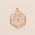 Vue détaillée d'un pendentif floral vintage en or avec un élégant émail crème et perle - Petite Fleur Blanche