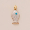 Vue macro d'un pendentif en forme de poisson en émail perlé blanc et métal doré - Poisson Blanc