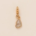 Détail du pendentif aile de papillon dorée avec émail blanc et strass étincelants - Queue de Poisson