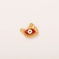 Makroaufnahme von 18K vergoldetem Evil Eye Anhänger mit roter Emaille und Perlenrand-Details - Rotes Böser Blick Anhänger