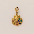 Détail du pendentif coquillage plaqué or 18K avec strass colorés et texture radiale - Pendentif Coquillage Multicolore