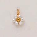 Eleganter, 18 Karat vergoldeter Blumenanhänger mit weißen Perlen und goldener Perle - Weiße Blume