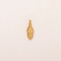Vista macro detallada del colgante de hoja bañada en oro 18K para accesorios de joyería - Colgante Estilo Hoja No. 6