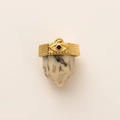 Detail van 18K vergulde evil eye hanger met marmeren steen en ingelegde zwarte edelsteen - Dalmatiër Steen Oog Hanger / Goud