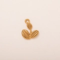 Detalle del colgante de triple hoja de acero inoxidable bañado en oro 18K con textura fina - Colgante Estilo Hoja No. 4