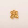 Detalle de un colgante de flor bañado en oro de 18K con textura radial y cuenta central - Colgante de Flor