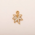 Detalle de un colgante de hoja de acero inoxidable chapado en oro 18K y esmalte blanco - Colgante Estilo Hoja No. 8