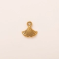 Detalle macro del colgante de hoja de ginkgo en acero inoxidable con baño de oro de 18K - Colgante de Hoja de Ginkgo