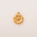 Vista detallada del dije de girasol chapado en oro 18K con acabado mate para joyería DIY - Colgante Estilo Girasol No. 4