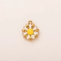 Primer plano del colgante de margarita en acero inoxidable oro 18K con esmalte blanco y amarillo - Colgante Estilo Girasol No. 5