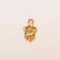 Detalle de un colgante de flor en acero bañado en oro de 18K con textura de pétalo - Colgante de Girasol No.1