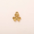 Detalle macro del colgante de trébol en oro de 18K con texturas rayadas para hacer joyería - Colgante de Trébol