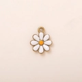 Detalle del colgante de margarita en acero inoxidable bañado en oro 18K con esmalte - Colgante de Flor de Esmalte Blanco