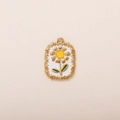 Detalle de un colgante de girasol vintage con filigrana dorada y esmalte blanco - Colgante de Placa Cuadrada de Girasol