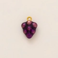 Détail d'un pendentif raisin avec perles de résine violettes et anneau doré 18k - Pendentif Raisin Violet