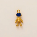 Détail d'un pendentif astronaute plaqué or 18k avec casque en émail bleu brillant - Pendentif Humanoïde