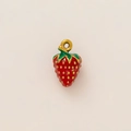 Vue détaillée du pendentif fraise rouge avec feuilles vertes et placage or 18k - Pendentif Fraise Style Un