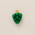 Détail de pendentif raisin vert avec anneau doré 18 carats et finition en émail - Raisin Vert