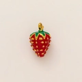 Gros plan détaillé d'un pendentif fraise rouge avec des points dorés et de l'émail - Pendentif Fraise Style Quatre