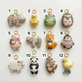 Set di 12 graziosi ciondoli animali in ceramica con anelli in metallo dorato su bianco - 4 Ciondolo Riccio Solo (Senza Catena)