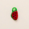 Vue détaillée d'un pendentif en verre fait main en forme de pastèque rouge et verte - Pendentif Pastèque