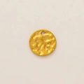 Détail d'un pendentif rond en acier inoxydable doré 18 carats avec texture martelée DIY - Pendentif pièce