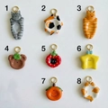 Selezione di 8 ciondoli in ceramica smaltata con gatti, orsi e frutti con anelli dorati - Pendaglio Gatto Grigio No.1