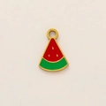 Gros plan détaillé du pendentif pastèque en émail sur acier inoxydable plaqué or 18 carats - Pendentif Tranche de Pastèque