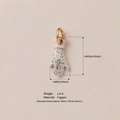 Handgeformter Kupferanhänger mit weiß-blauer Emaille-Oberfläche und Goldring - Anhänger Ohne Kette - Handfläche